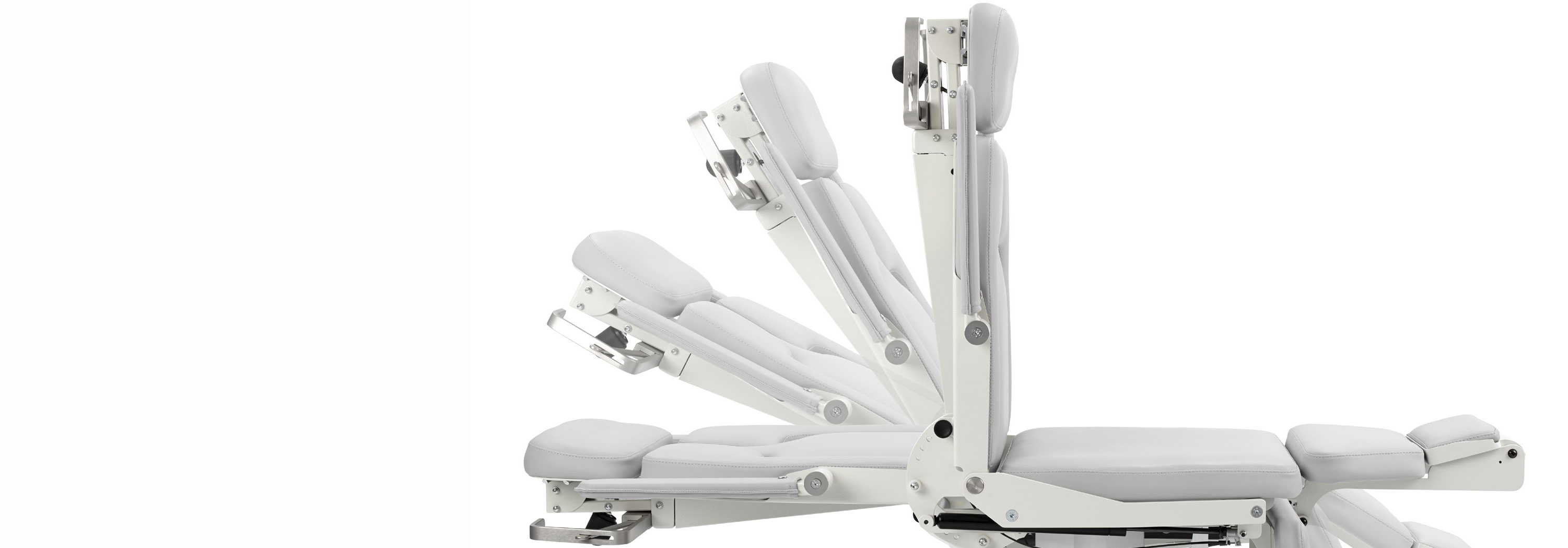 Medicinteknisk säng mot vit bakgrund