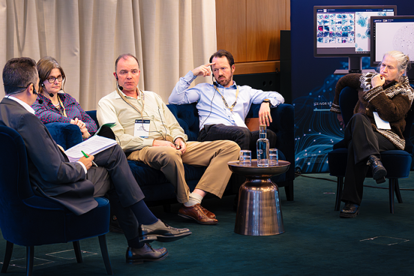 Paneldiskussion med hälsoexperter som talar om digital patologi och AI.