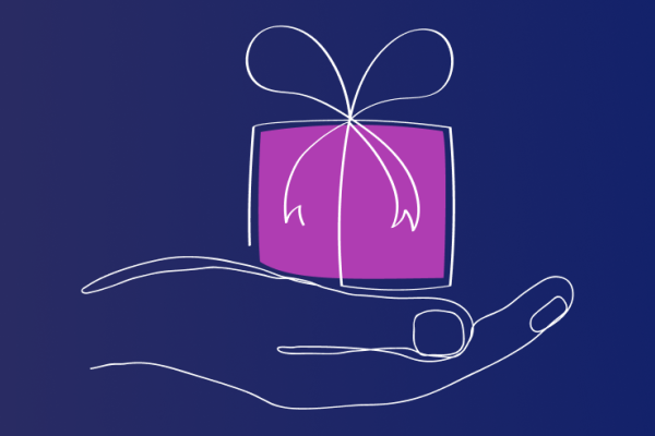 Bild på hand som håller ett litet lila paket