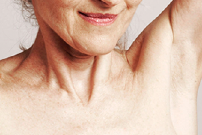 Närbild av hals och axlar på kvinnlig patient förberedd för undersökning