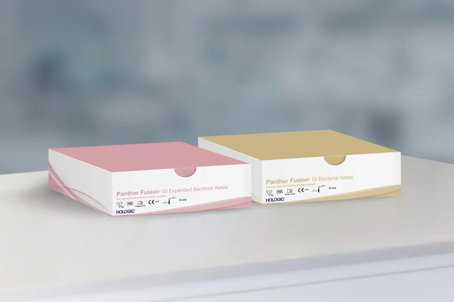 Två analysförpackningar mot laboratoriebakgrund