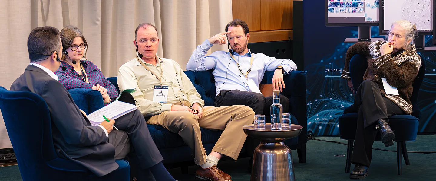 Paneldiskussion med hälsoexperter som talar om digital patologi och AI.