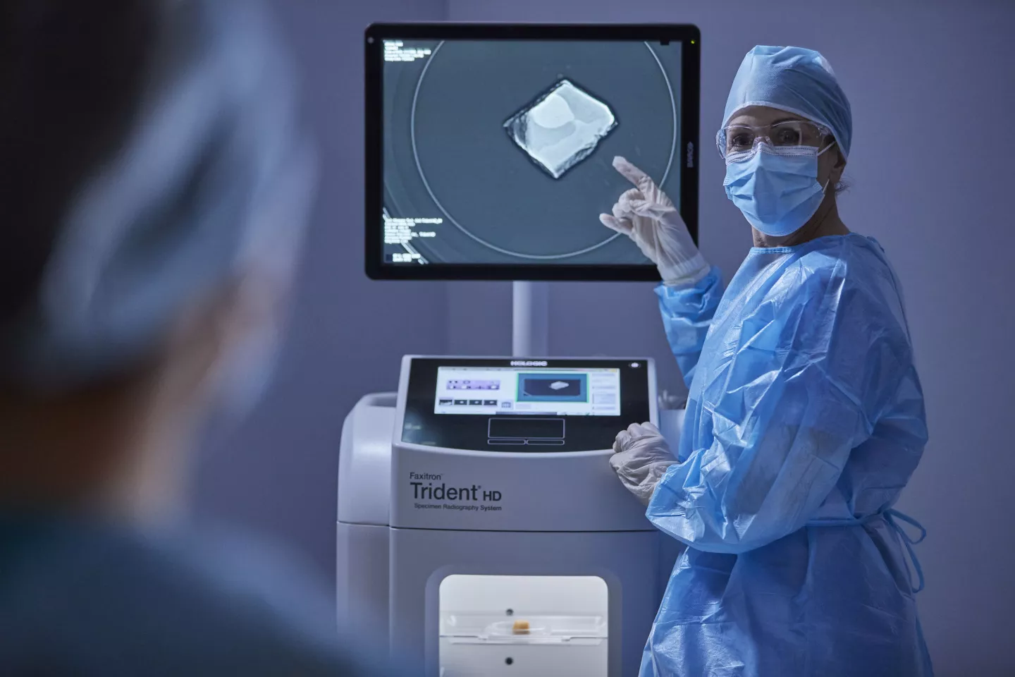 Vårdpersonal pekar på en skärm