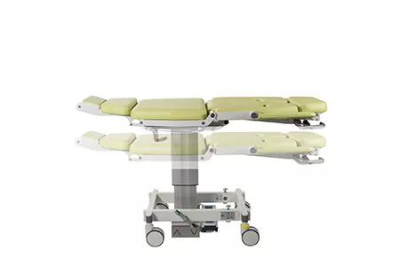 Medicinteknisk stol i plant läge mot vit bakgrund