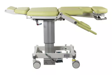 Medicinteknisk stol mot vit bakgrund