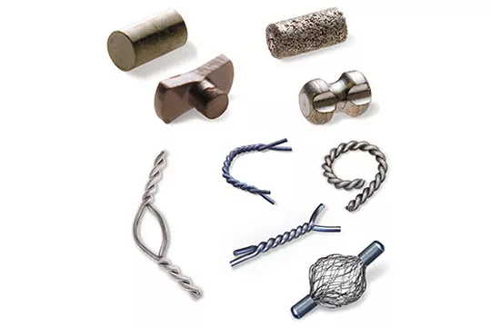 Platsmarkörer för bröstbiopsi i flera former mot vit bakgrund