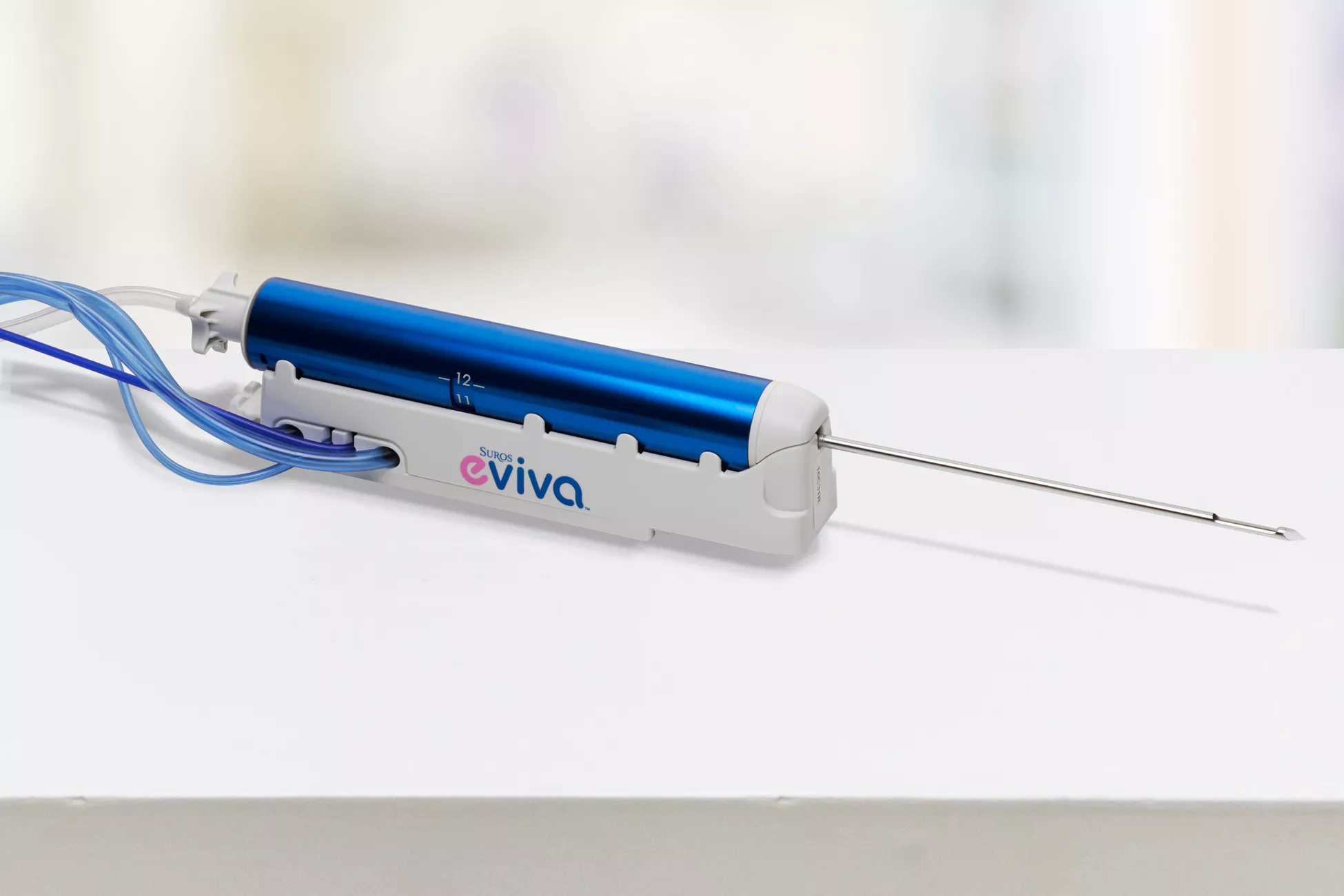 Bröstbiopsisystem mot vit bakgrund