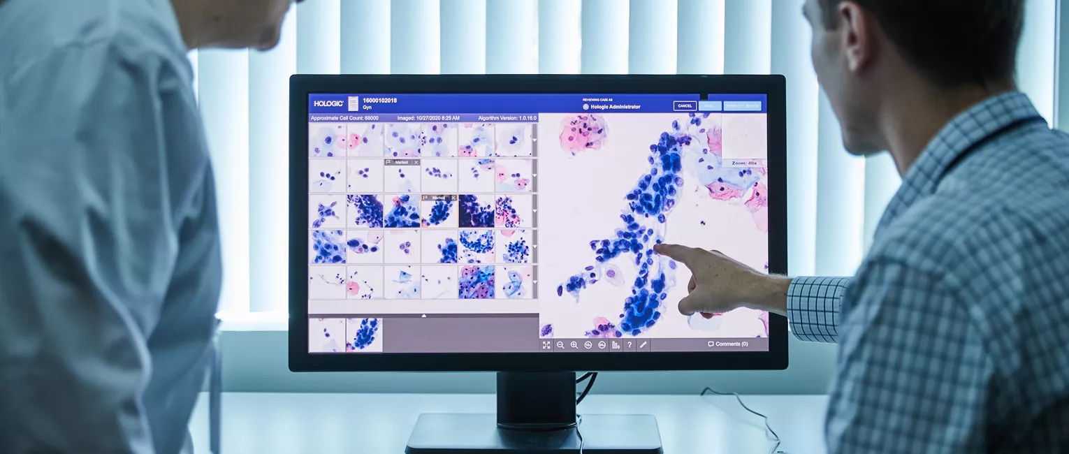 Vårdpersonal granskar skanningresultat på bildskärm