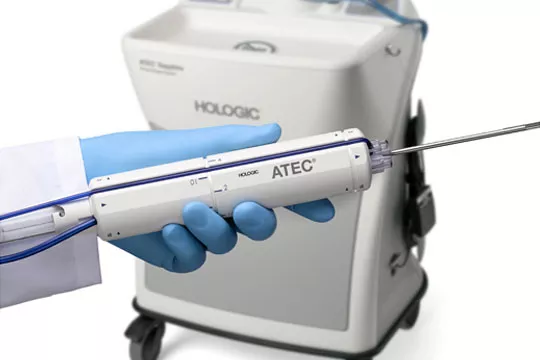 Bröstbiopsisystem mot vit bakgrund