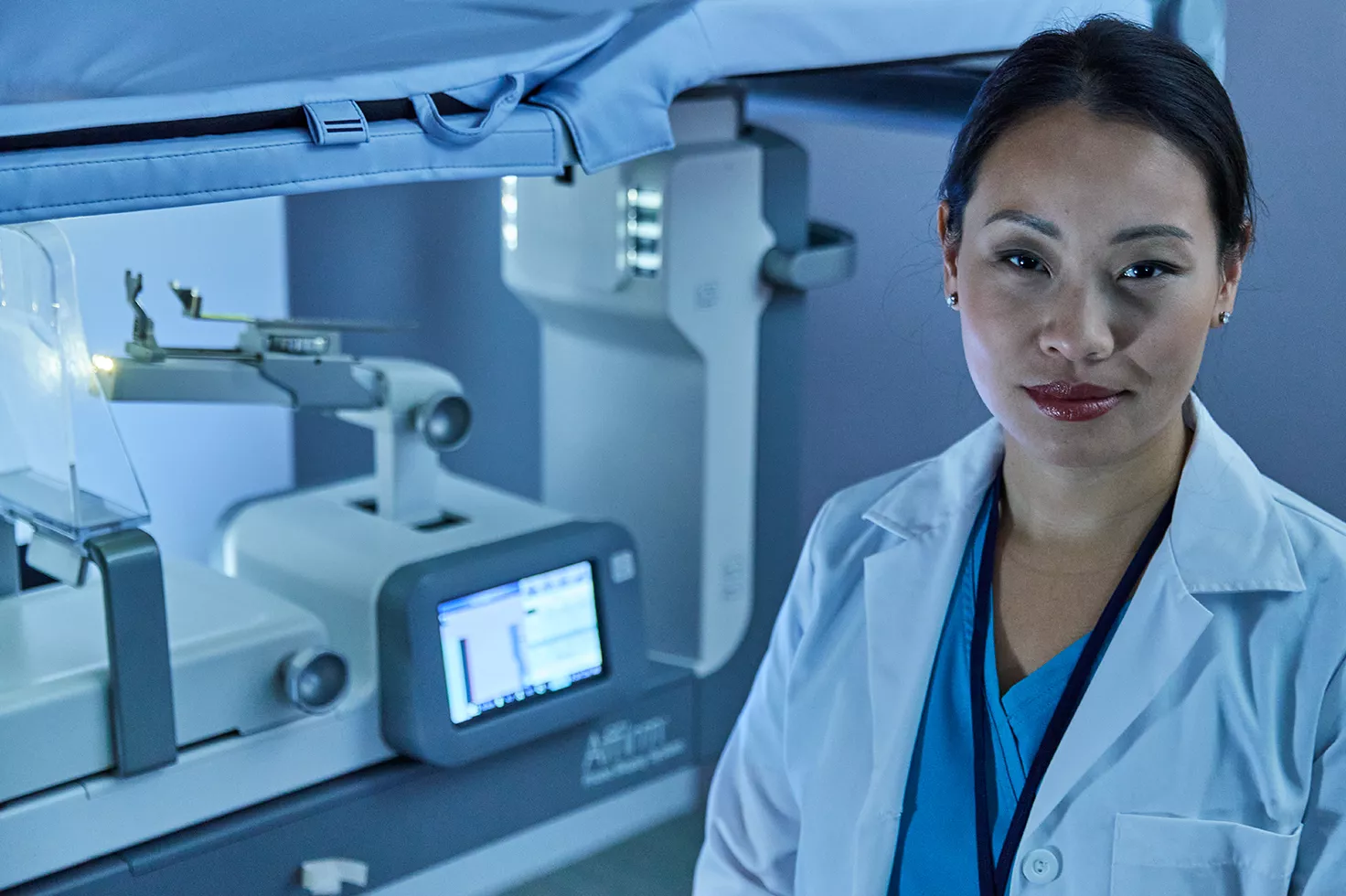 Vårdpersonal framför bröstbiopsisystem