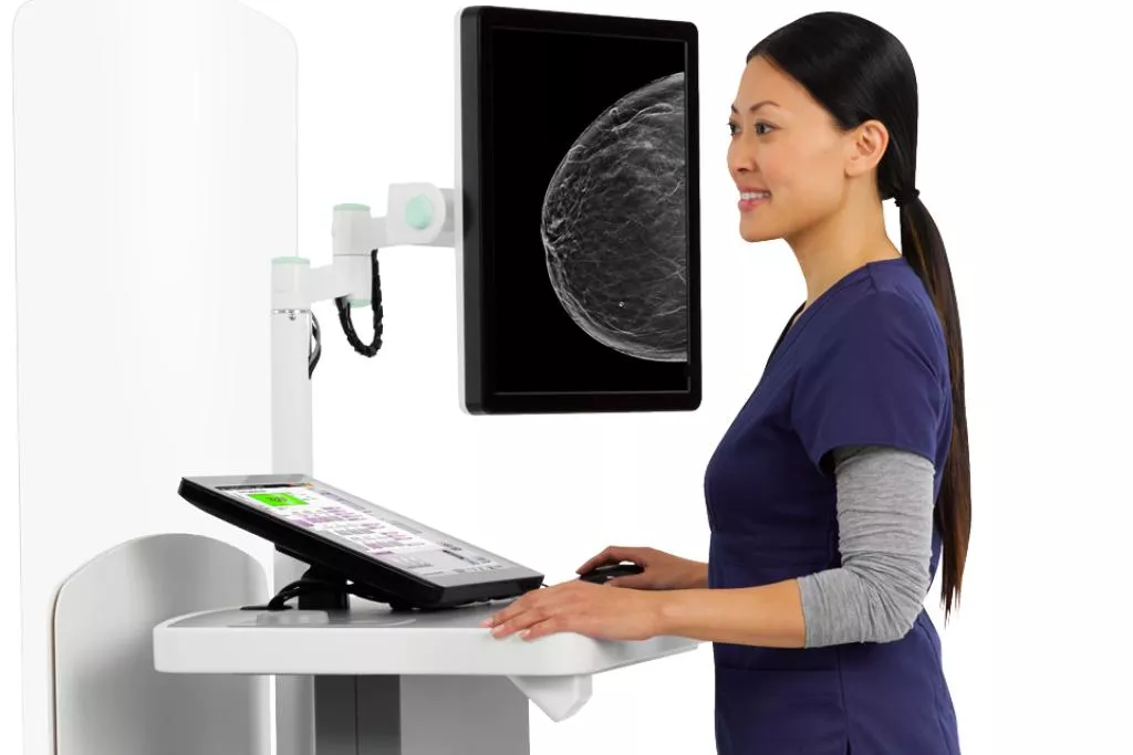 Läkare som arbetar med en pekplatta för medicinska ändamål