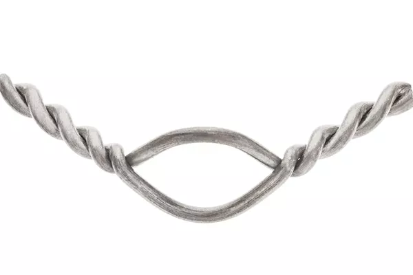 Biopsiplatsmarkör mot vit bakgrund