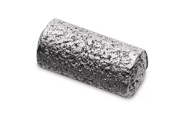 Korkformad biopsiplatsmarkör mot vit bakgrund