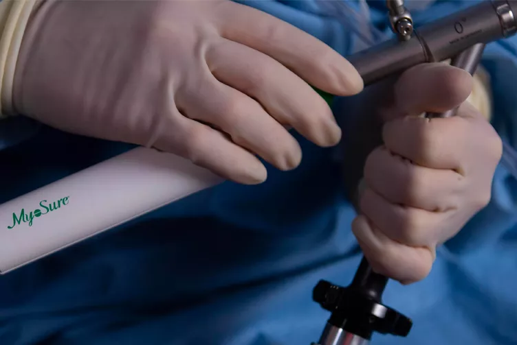 Sjukvårdspersonal som håller en MyoSure®-produkt