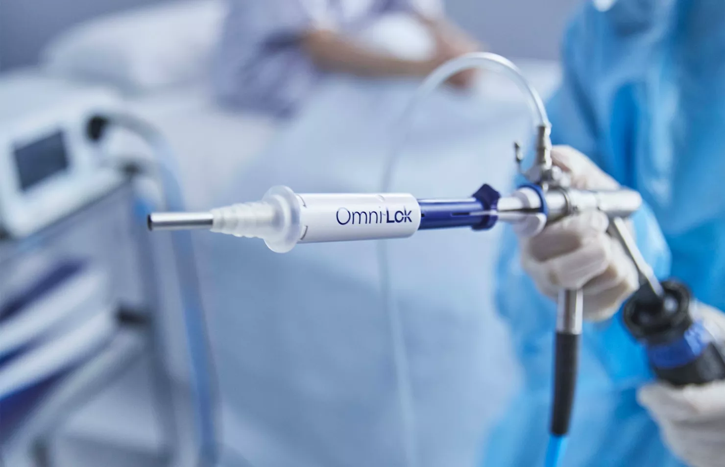 Sjukvårdspersonal som håller en Omni Lok