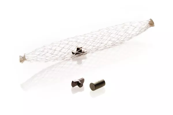 Biopsiplatsmarkörer med cylinderhattsform mot vit bakgrund