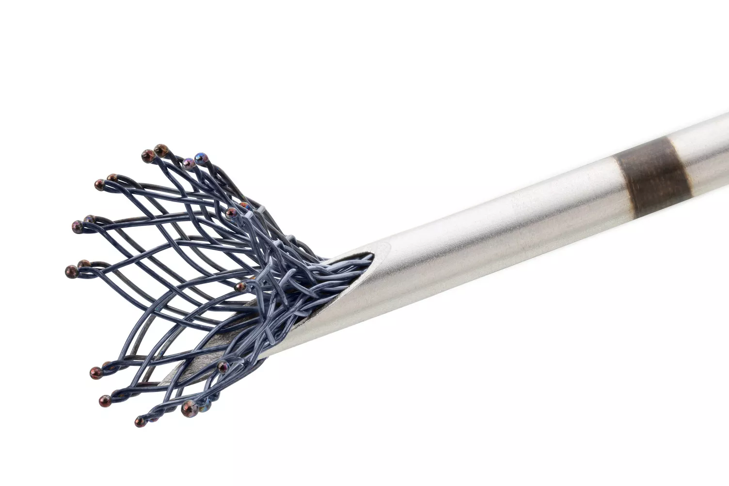 Platsmarkörer för bröstbiopsi mot vit bakgrund