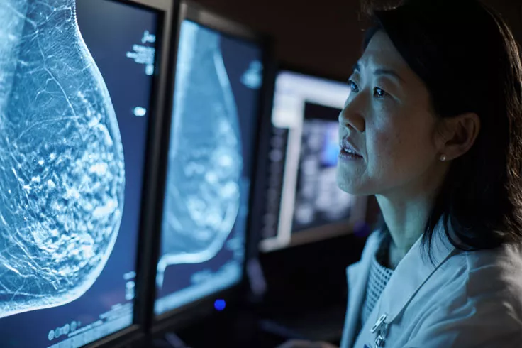 Sjukvårdspersonal tittar på röntgenbilder på bildskärmar