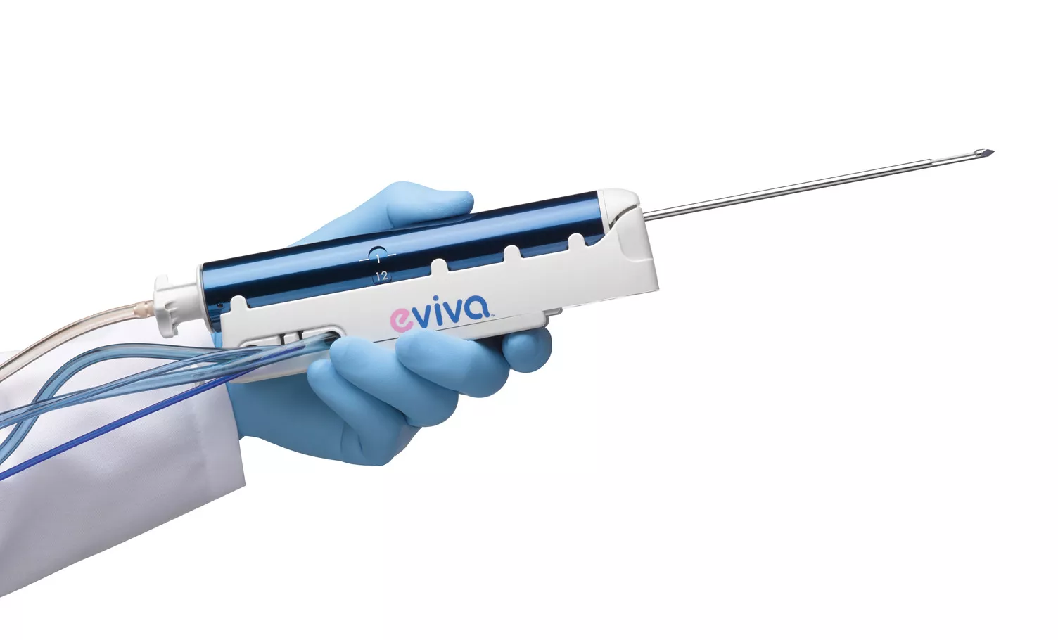 Bröstbiopsinål mot vit bakgrund