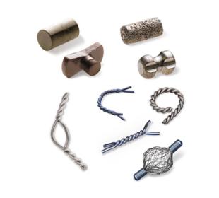 Hologics platsmarkörer för bröstbiopsi mot vit bakgrund